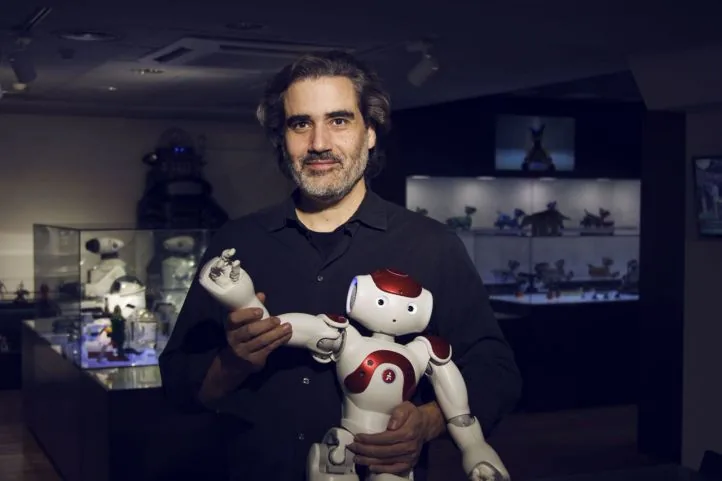 Daniel Bayón con el robot humanoide NAO