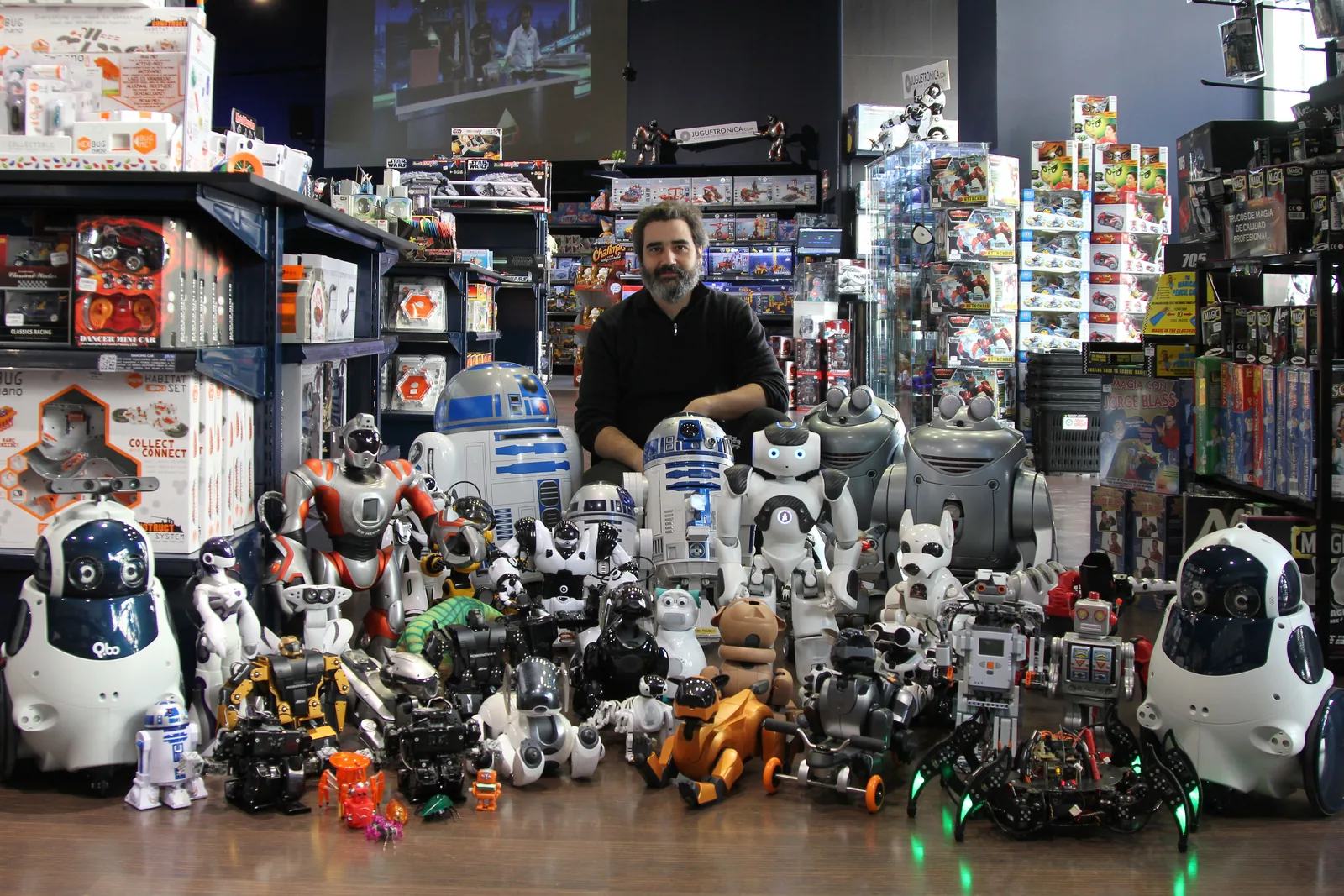 Daniel Bayón rodeado de robots interactivos en Juguetrónica