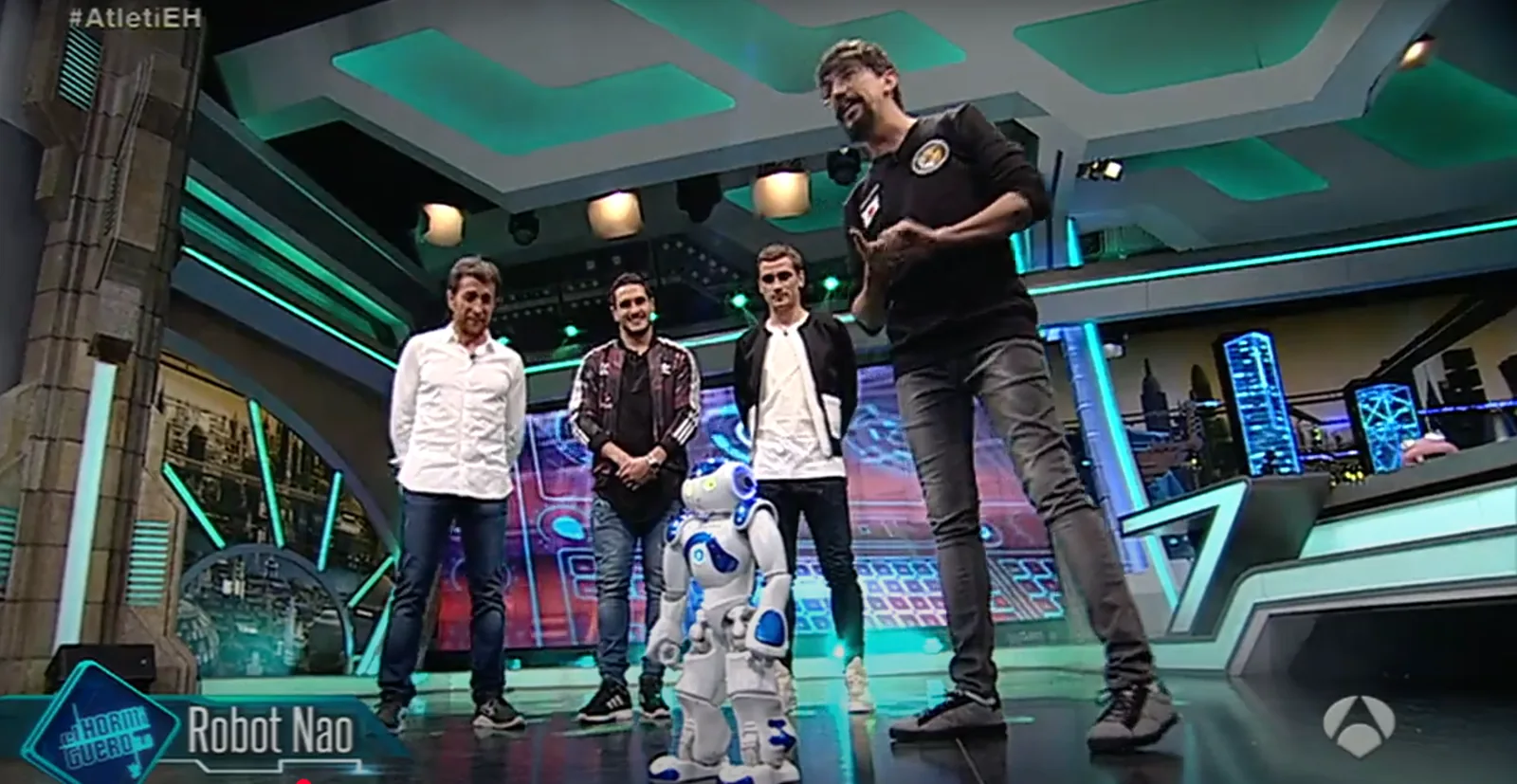 El robot NAO con Koke y Griezmann en El Hormiguero