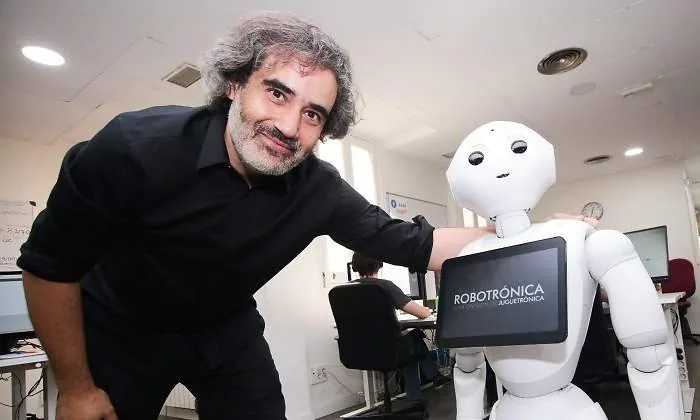 Daniel Bayón junto al robot humanoide Pepper