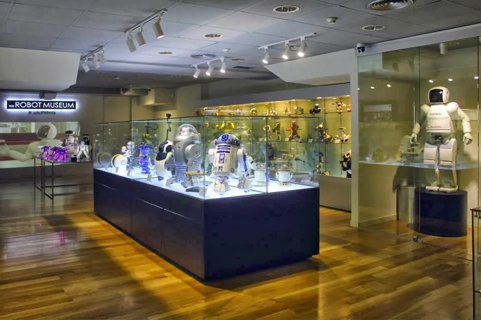 Interior de The Robot Museum, en Madrid, con robots históricos en vitrinas iluminadas